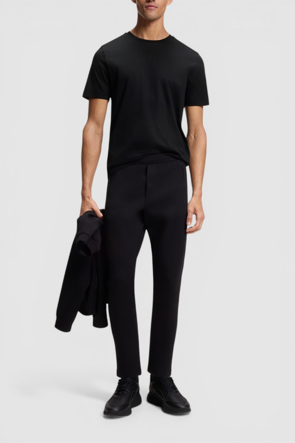 תמונת כל הלוק של חולצת טי בוס X פורשה